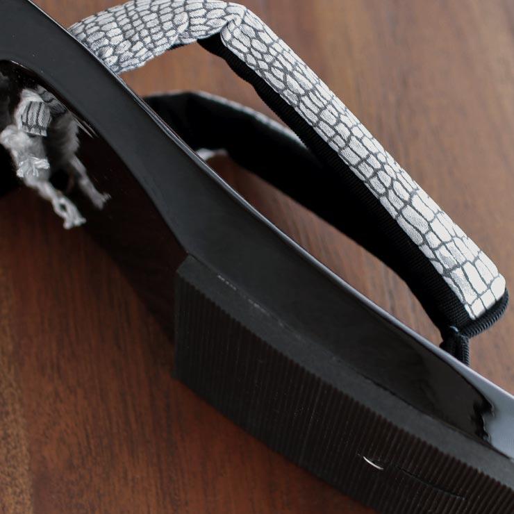 サテンジャガード 右近 黒捌き 下駄 (クロコ・グレー 85 105-377-501) レディース フリーサイズ 黒塗り 桐下駄 モダン 浴衣 ゆかた 夏きもの 単衣 撫松庵 fj506s - 画像 (6)